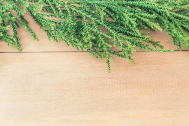 ahşap arka plan üzerinde Noel dekorasyonu ile Noel ağacı