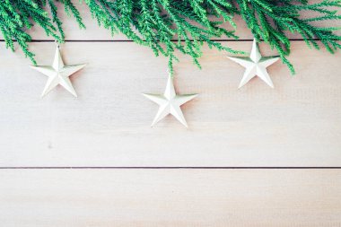 ahşap arka plan üzerinde Noel dekorasyonu ile Noel ağacı