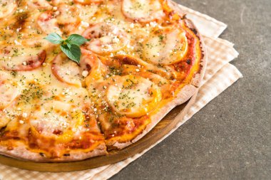 tablo üzerinde domates pizza 