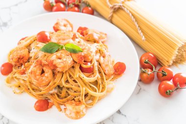 Spagetti karides, domates, fesleğen ve peynir ile 