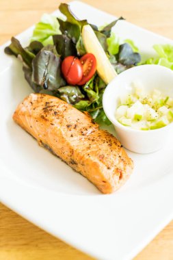 Somon steak salata ile