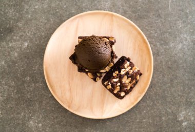 Çikolatalı dondurma ile çikolatalı kek