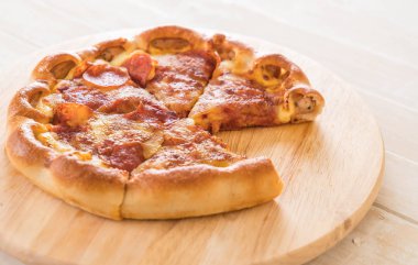 Ev yapımı biberli Pizza ahşap plaka üzerinde