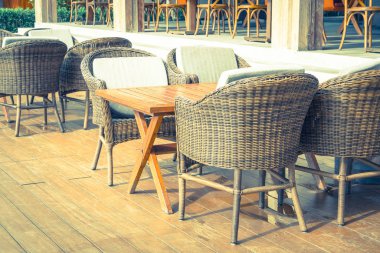 Boş sandalye ve masa açık veranda