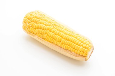 Beyaz arkaplanda taze mısır