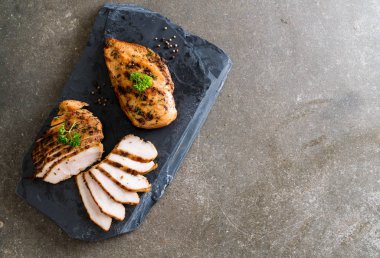 Izgara tavuk filetosu. 