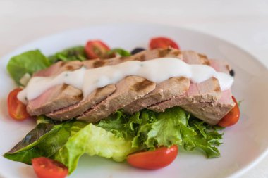 Tuna biftek salatası ile