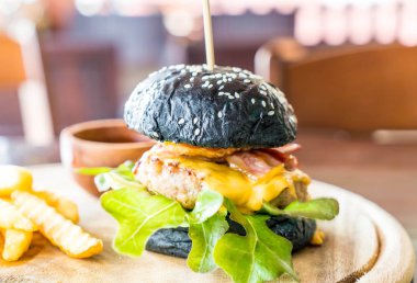 domuz eti ve peynirli burger kömür