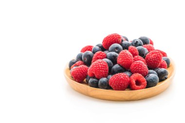 taze yaban mersini ve rasberry beyaz