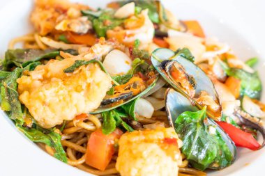 tavada kızartılmış Baharatlı deniz mahsulleri spagetti