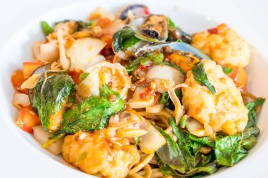 tavada kızartılmış Baharatlı deniz mahsulleri spagetti