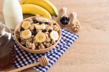 Granola muz, Kuru üzüm ve süt ile 