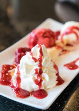 dondurma ve çırpılmış kremalı krep