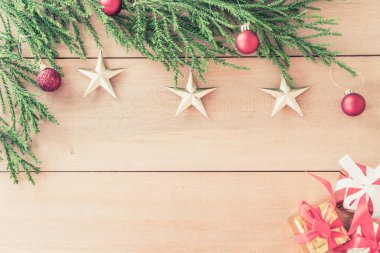 ahşap arka plan üzerinde Noel dekorasyonu ile Noel ağacı