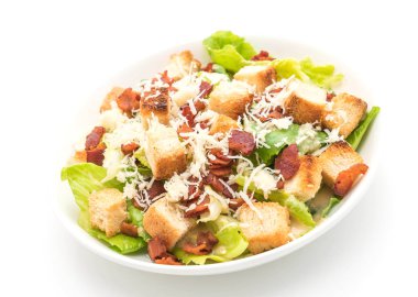 beyaz zemin üzerine Sezar salatası