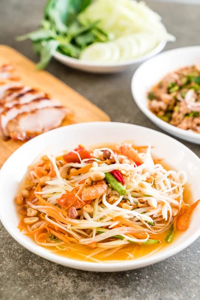 Würziger Papayasalat (traditionelle thailändische Küche)) — Stockfoto