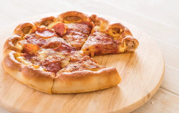 Pizza caseira Pepperoni em placa de madeira — Fotografia de Stock