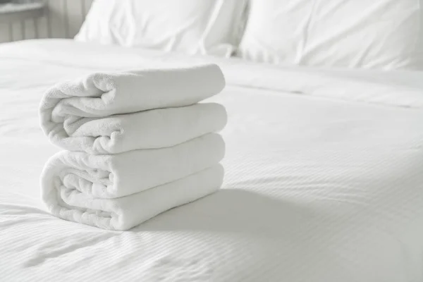 Белое полотенце на кровати украшения в интерьере спальни — стоковое фото