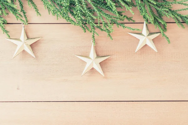 ahşap arka plan üzerinde Noel dekorasyonu ile Noel ağacı