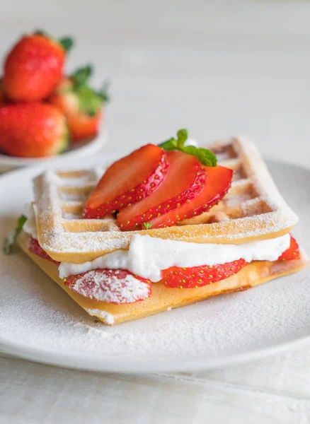 ahşap üzerine çilek ile waffle