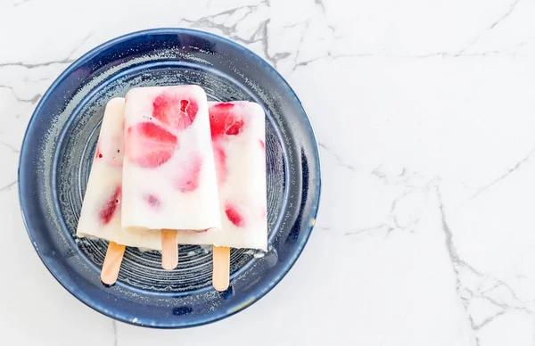 ev yapımı çilekli yoğurt dondurma