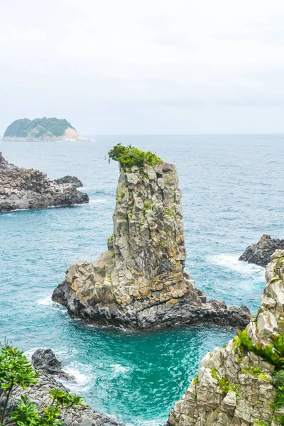 Jeju-do Oedolgae Rock (beroemde natuurlijke bezienswaardigheid) in Jeju eiland, — Stockfoto