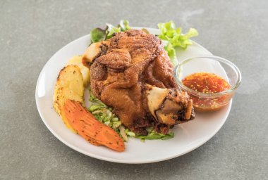 Gevrek domuz knuckle veya Alman domuz Hocks