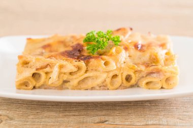 peynir ve jambon ile pişmiş penne makarna