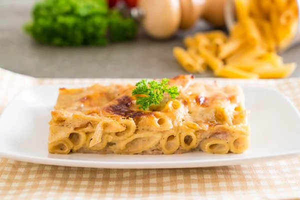 Pâtes penne cuites au four au fromage et au jambon — Photo