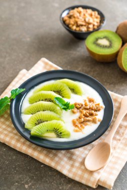 kivi ve granola ile yoğurt 