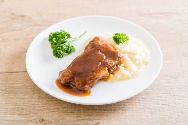 ızgara kaburga domuz püre patates ile