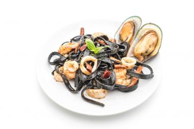 siyah spagetti veya deniz ürünleri ile makarna