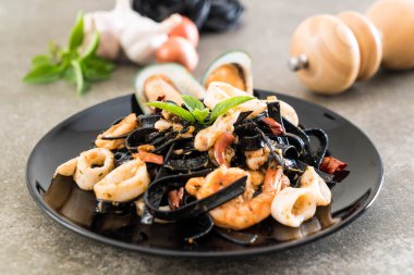 siyah spagetti veya deniz ürünleri ile makarna