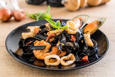 siyah spagetti veya deniz ürünleri ile makarna