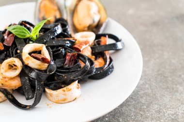 siyah spagetti veya deniz ürünleri ile makarna