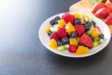 karışık taze meyve (çilek, ahududu, yaban mersini, kivi, mang