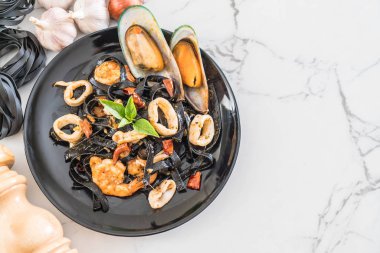 siyah spagetti veya deniz ürünleri ile makarna