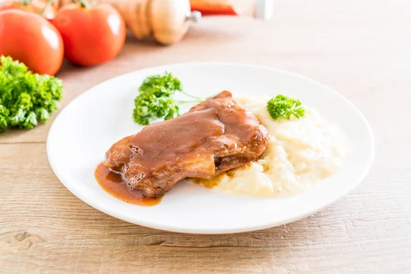 ızgara kaburga domuz püre patates ile