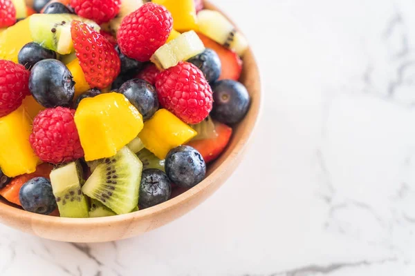 Mixed fresh fruits (strawberry, raspberry, blueberry, kiwi, mang — Stock Photo, Image