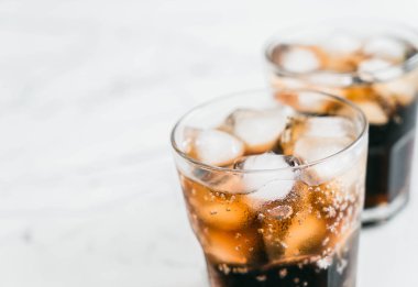 Buzlu bir bardak kola.
