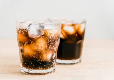 Buzlu bir bardak kola.