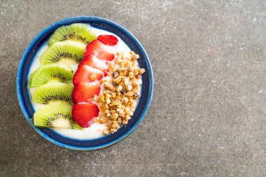 çilek, kivi ve granola ile yoğurt 