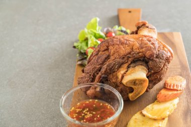 Gevrek domuz knuckle veya Alman domuz Hocks