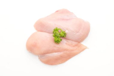 Taze çiğ tavuk filetosu.