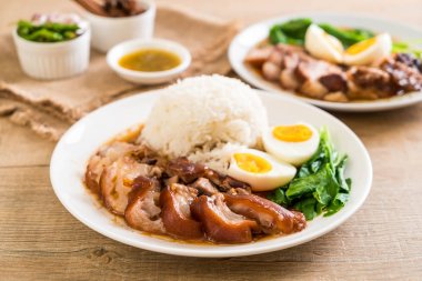 Demlenmiş Domuz eti bacak pirinç