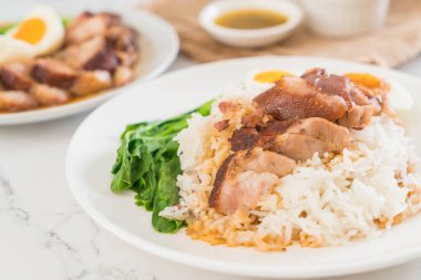 Demlenmiş Domuz eti bacak pirinç