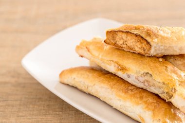 turta kurutulmuş rendelenmiş domuz ile sopa