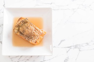 Kızarmış balığı balık balık sosu ile