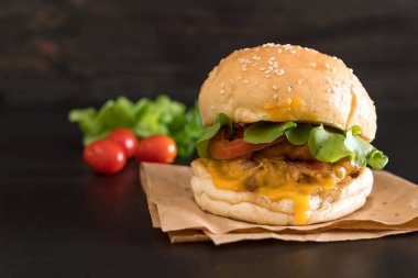Ev yapımı taze lezzetli burger Close-Up 