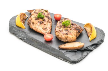 Kayrak plaka üzerinde ızgara tavuk fileto